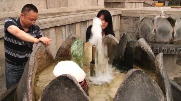 Menschen waschen sich die Hände in der Huaqing heißen Quellen Wasser in xian, China. — Stockvideo