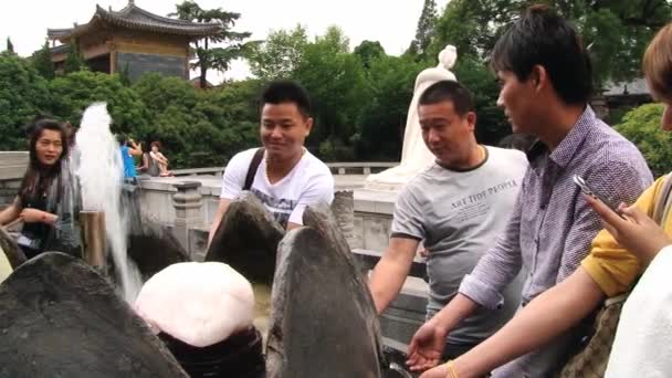 Menschen waschen sich die Hände in der Huaqing heißen Quellen Wasser in xian, China. — Stockvideo