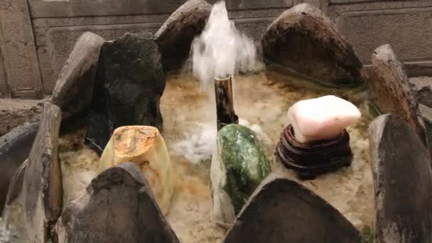 Переглянути гарячий джерело води фонтан на Huaqing Хот-Спрінгс в Сіань, Китай. — стокове відео