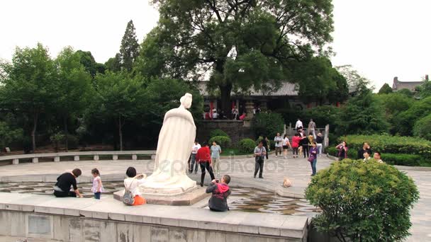 Los turistas visitan las aguas termales de Huaqing en Xian, China . — Vídeo de stock