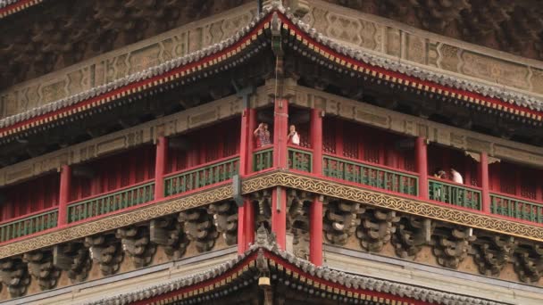 Mensen maken foto's vanaf de Drum tower in Xian, China. — Stockvideo