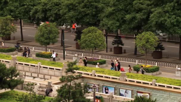 Udsigt til trafikken og folk, der går ved gaden i Xian, Kina . – Stock-video