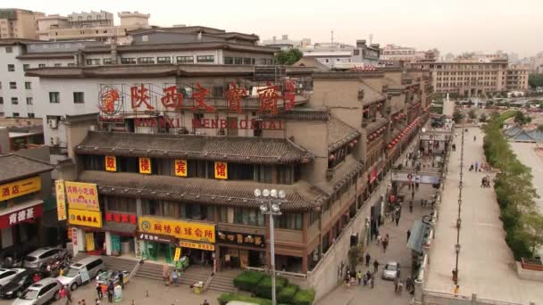 Люди идут по торговой улице в Сиане, Китай . — стоковое видео
