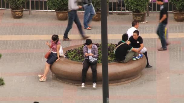 As pessoas caminham pela rua em Xian, China . — Vídeo de Stock