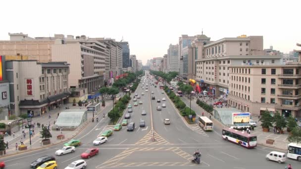 Blick auf den Verkehr auf der Straße von Xian, China. — Stockvideo