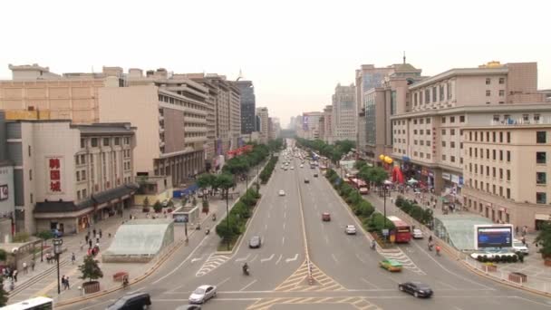 Vue sur la circulation dans la rue de Xian, en Chine . — Video