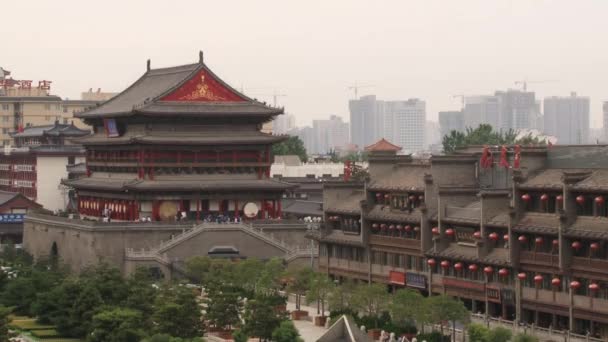 Переглянути історичних Башта барабану від центру міста Сіань, Китай, Башта дзвоника. — стокове відео