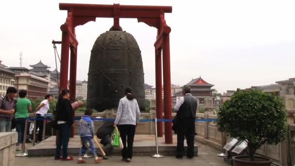Lidé navštívit zvonici v centru města Xian, Čína. — Stock video