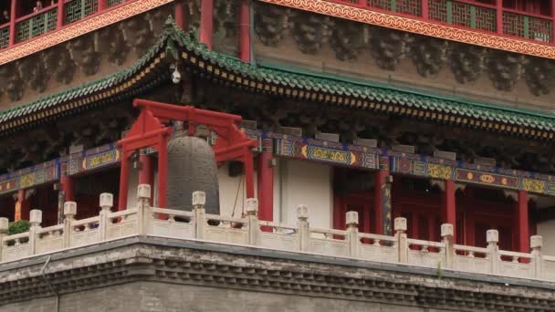 Vista para a torre Bell no centro de Xian, China . — Vídeo de Stock