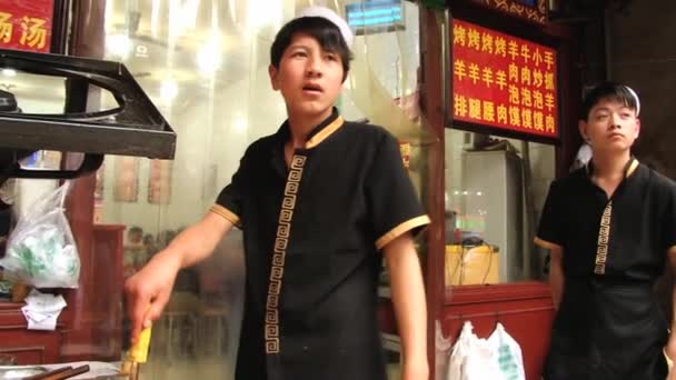 Menschen kochen in einem Straßenrestaurant in Xian, China. — Stockvideo