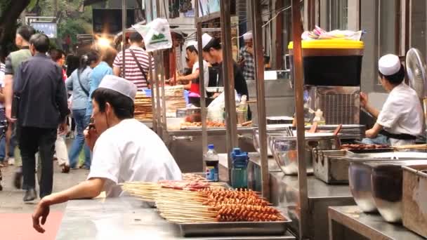 Menschen kochen in einem Straßenrestaurant in Xian, China. — Stockvideo