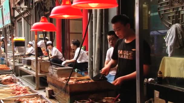 Menschen kochen in einem Straßenrestaurant in Xian, China. — Stockvideo