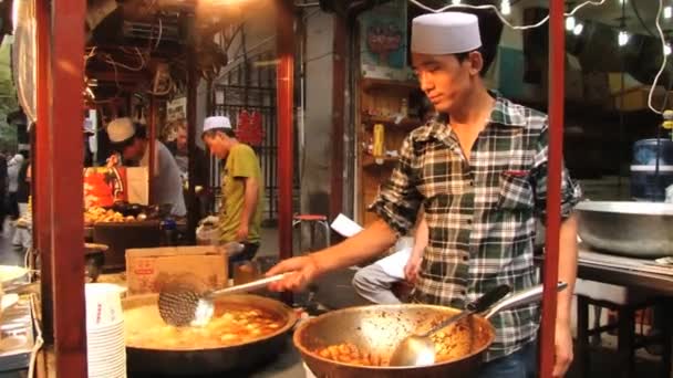 Οι άνθρωποι μαγειρεύουν στο δρόμο εστιατόριο Xian, Κίνα. — Αρχείο Βίντεο