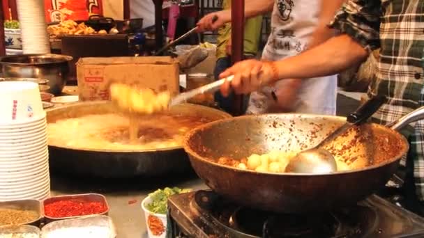 People cook at a street restaurant in Xian, China. — Stock Video