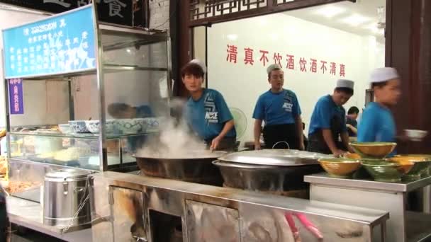 La gente cucina in un ristorante di strada a Xian, Cina . — Video Stock