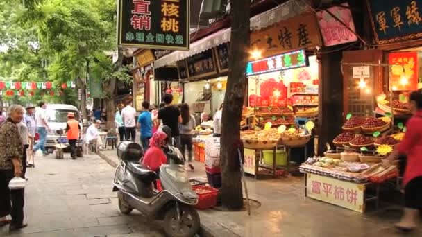 Menschen gehen an einem Street Food Markt in Xian, China vorbei. — Stockvideo