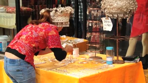 Chinesische Dame bereitet Souvenirs für den Verkauf an einem Stahlstand in xian, China. — Stockvideo