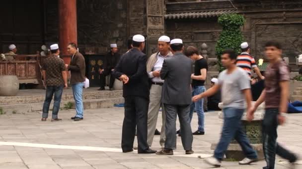 Gli uomini cinesi visitano la Grande Moschea di Xian, Cina . — Video Stock