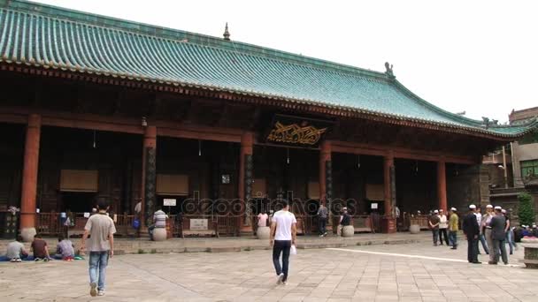 中国人の男性は、中国西安の大モスクを訪問します。. — ストック動画