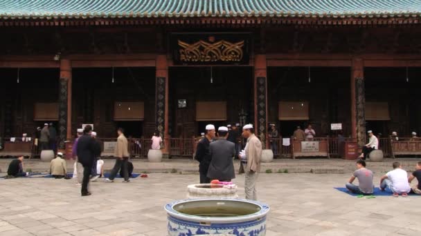 Kinesiske mænd besøger Great Mosque i Xian, Kina . – Stock-video