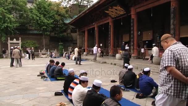 Chinese mensen bidden in de grote moskee in Xian, China. — Stockvideo