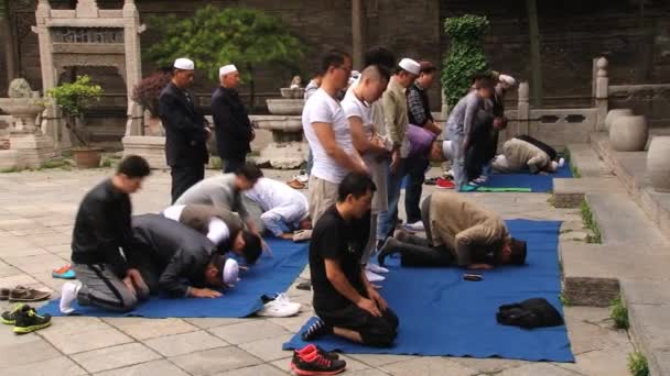 Homens chineses rezam na Grande Mesquita em Xian, China . — Vídeo de Stock