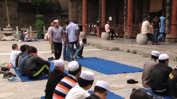 Xian, Çin büyük Camii'nde Çinli erkekler dua. — Stok video