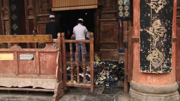 Chinese men pray in the Great Mosque in Xian, China. — Stock Video