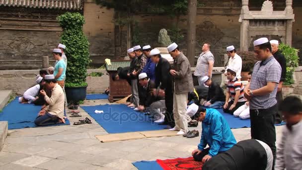 Chinese mensen bidden in de grote moskee in Xian, China. — Stockvideo