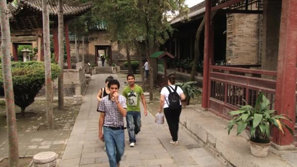 La gente visita el territorio de la histórica Gran Mezquita en Xian, China . — Vídeo de stock