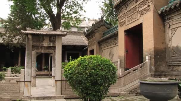 Touristen besuchen das Gebiet der historischen großen Moschee in Xian, China. — Stockvideo