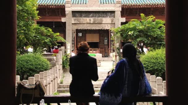 People visit territory of the historical Great Mosque in Xian, China. — Stock Video