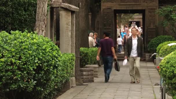 Turyści odwiedzają terytorium historycznych Wielki Meczet w Xian, Chiny. — Wideo stockowe