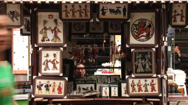 Мбаппе продает традиционные сувениры на торговой улице в китайском Сиане . — стоковое видео