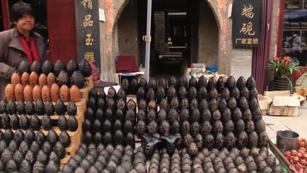 Person verkauft traditionelle Souvenirs an der Einkaufsstraße in Xian, China. — Stockvideo