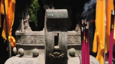 Xian, Çin Qin Shi Huang Türbesi yanındaki tapınağında tütsü yakmak.
