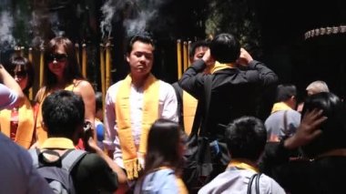 İnsanlar Xian, Çin Qin Shi Huang Türbesi yanındaki tapınağını ziyaret.