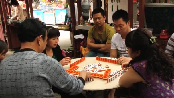 人々 は、中国西安市の路上で伝統的な麻雀ゲームを再生します。. — ストック動画