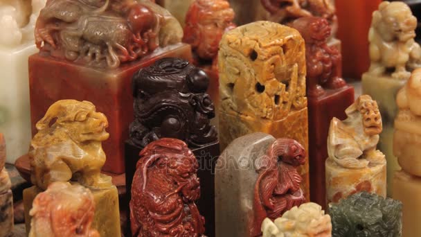 Visa att de traditionella souvenirerna på stall på han shoppinggatan i Xian, Kina. — Stockvideo