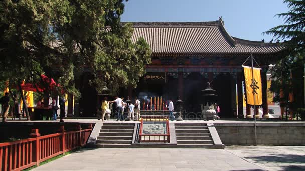 La gente visita il tempio vicino alla tomba di Qin Shi Huang a Xian, Cina . — Video Stock