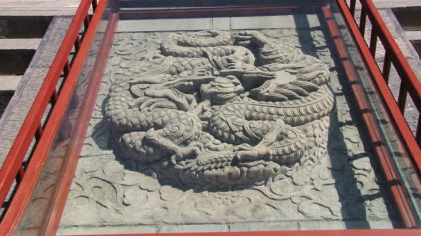 Les gens visitent le temple à côté de la tombe de Qin Shi Huang à Xian, en Chine . — Video