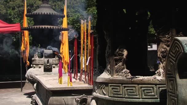 Люди посещают храм рядом с гробницей Цинь Ши Хуан в Сиань, Китай . — стоковое видео