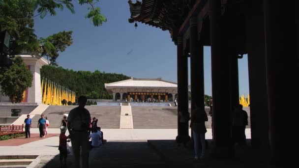 İnsanlar Xian, Çin Qin Shi Huang Türbesi ziyaret. — Stok video