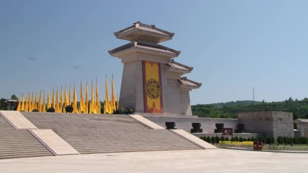 La gente visita la tumba de Qin Shi Huang en Xian, China . — Vídeos de Stock