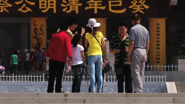 관광객 그룹 여행 사진, 중국에서 진 시 황 무덤을 방문 하 게. — 비디오
