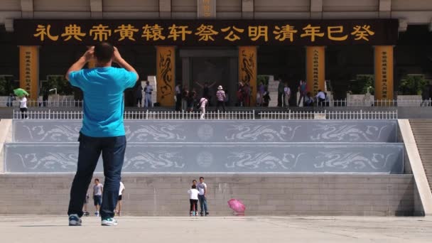 L'homme prend une photo du tombeau de Qin Shi Huang à Xian, en Chine . — Video