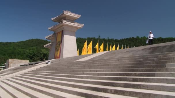 Mensen een bezoek aan het graf Qin Shi Huang in Xian, China. — Stockvideo