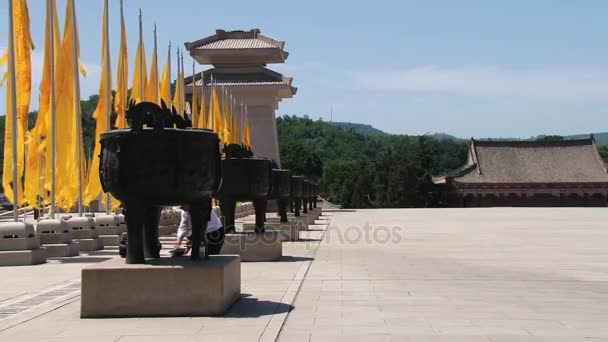 Vista a la plaza frente a la entrada de la tumba de Qin Shi Huang en Xian, China . — Vídeo de stock