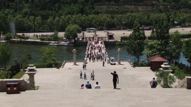 As pessoas visitam o túmulo de Qin Shi Huang em Xian, China . — Vídeo de Stock