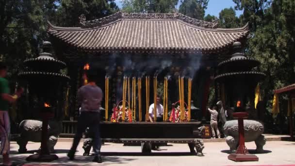 Люди спалюють пахощі храму біля гробниці Цінь Ши Хуан в Сіань, Китай. — стокове відео